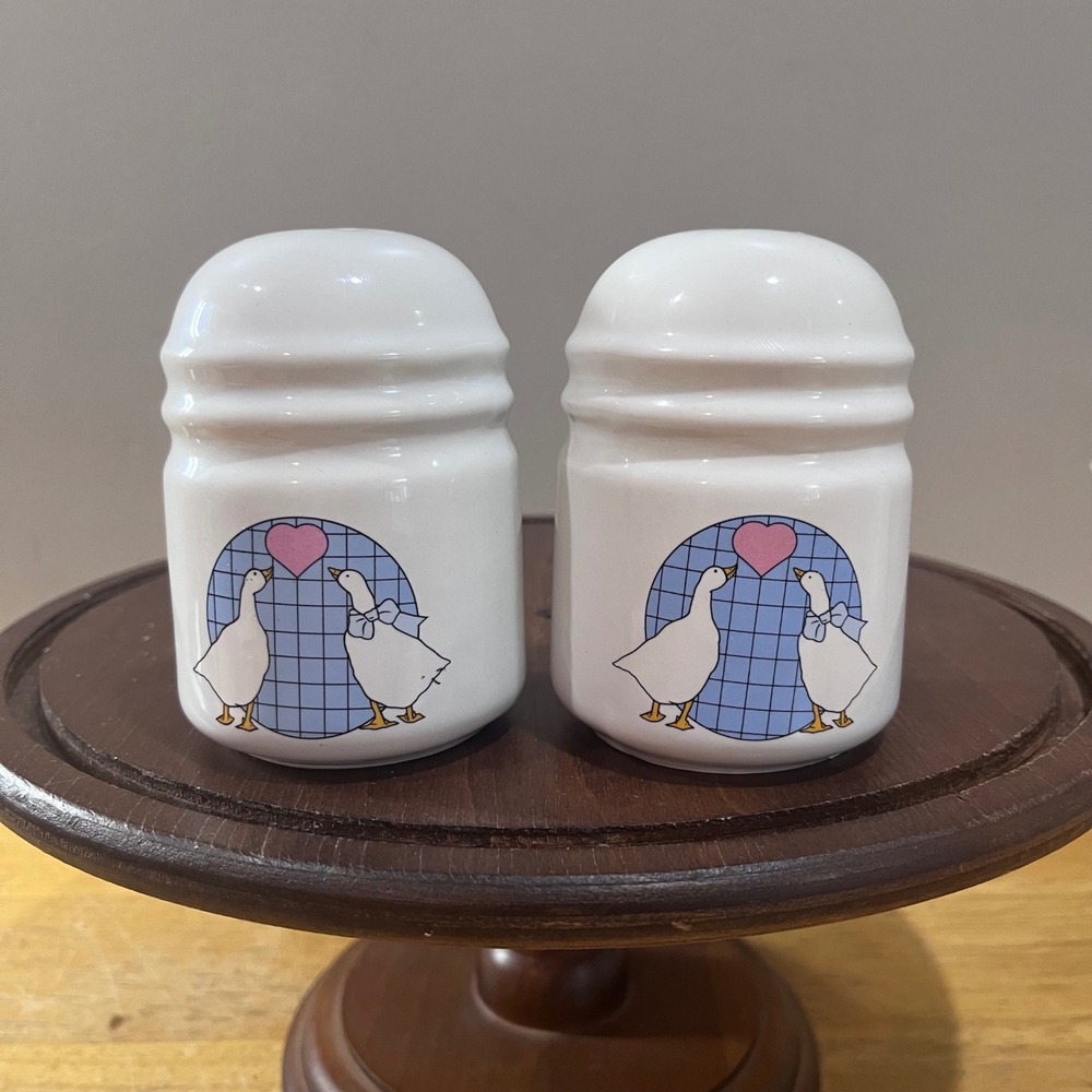 Vtg 80s Country Goose Ceramic Salt and‎ Pepper Shakers Farmhouse Heart Blue Grid
